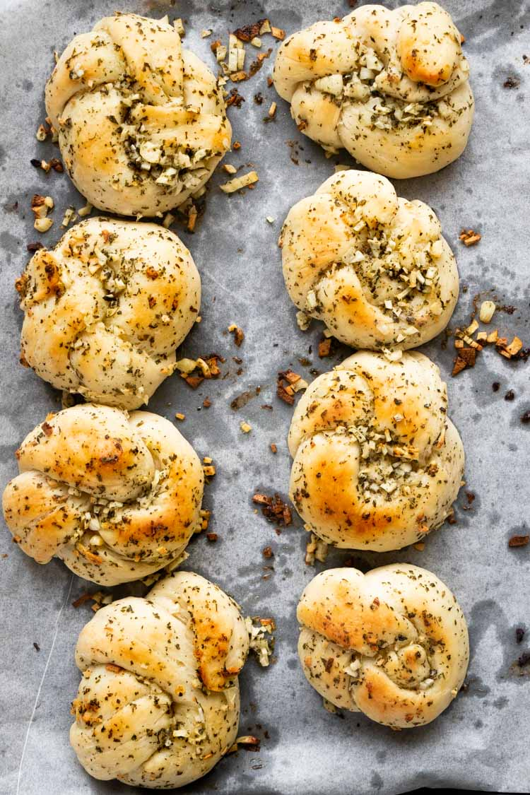 garlic knots recipe from scratch, garlic knots baked and arranged to be served