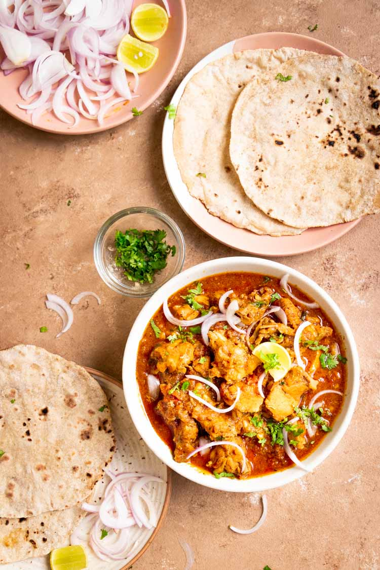 recipe for spicy chicken curry served with rotis
