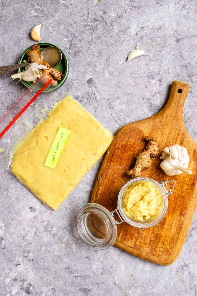 a jar with ginger and garlic paste, storing ginger garlic paste and freezing them