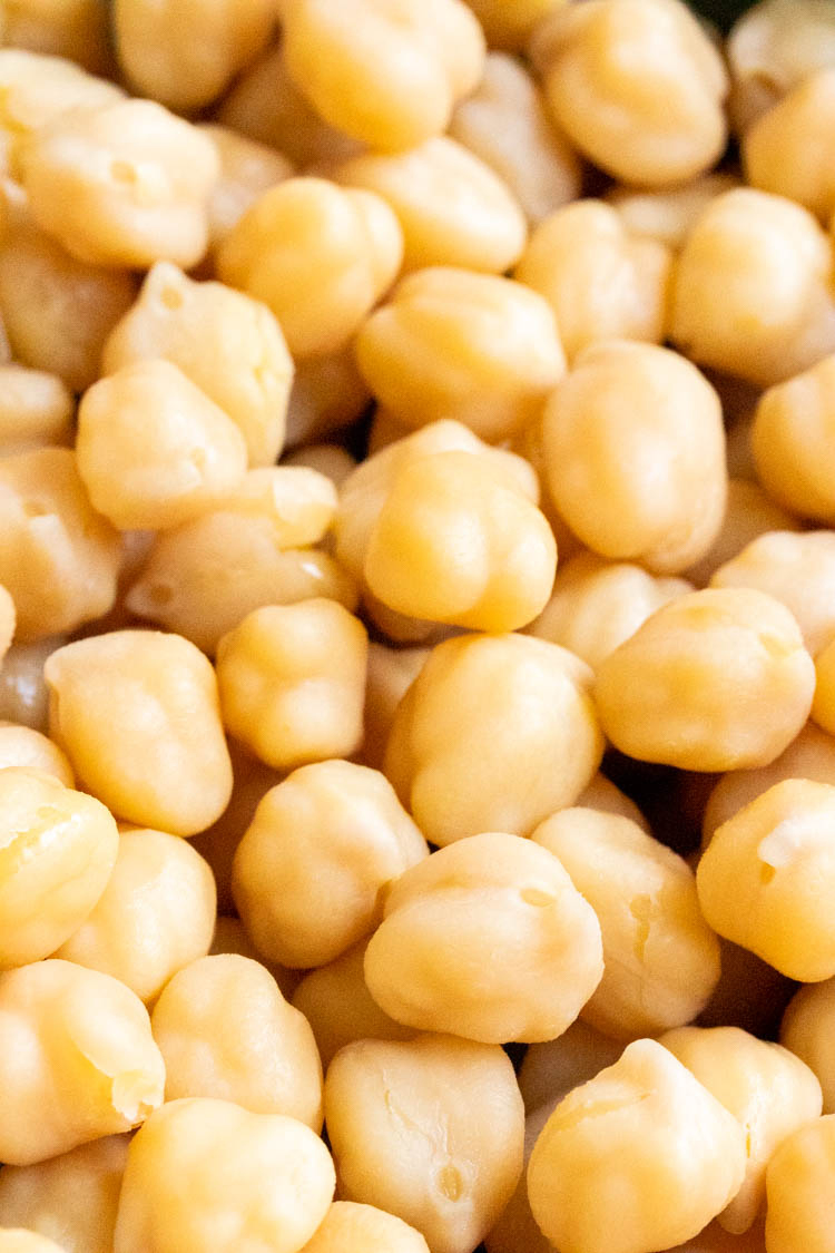 Tender cooked chickpeas from dried chickpeas