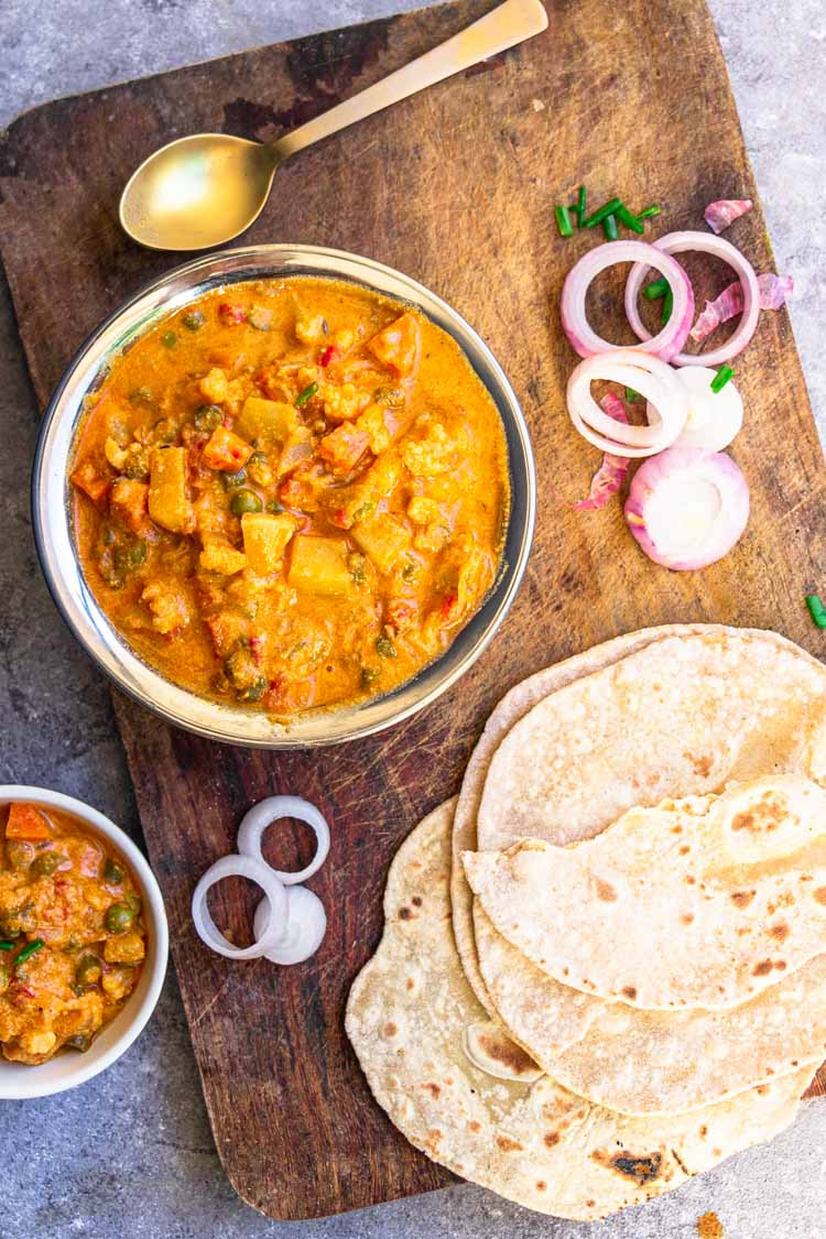 Recipe for vegetable kurma served with chapati