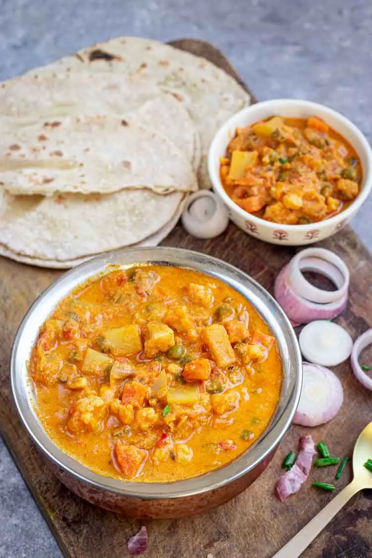 Vegetable curry restaurant style served with chapathis
