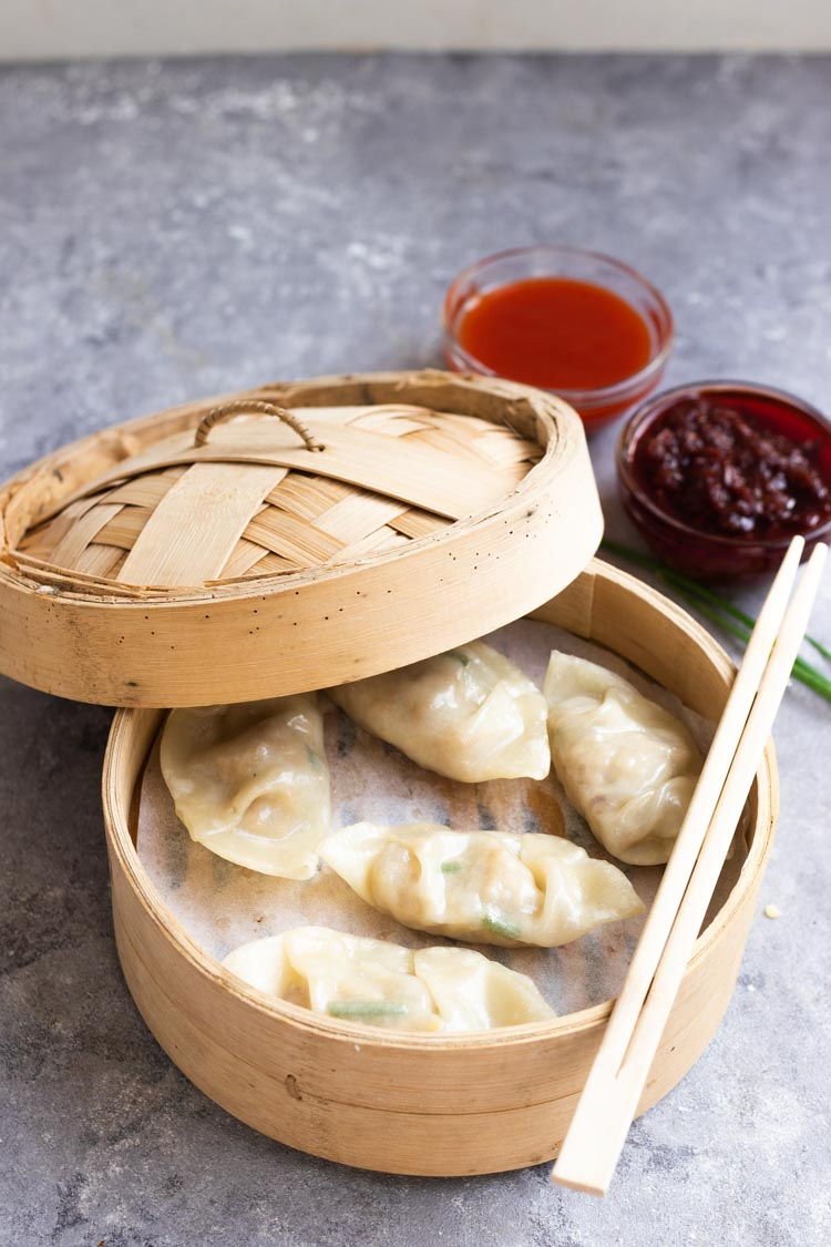 Easy chicken Dumplings recipe, dumplings in a bamboo steamer, dumplings food photography