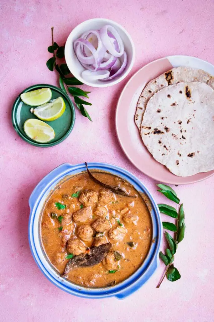 meal maker south indian style served alongside rotis, soya chunks masala